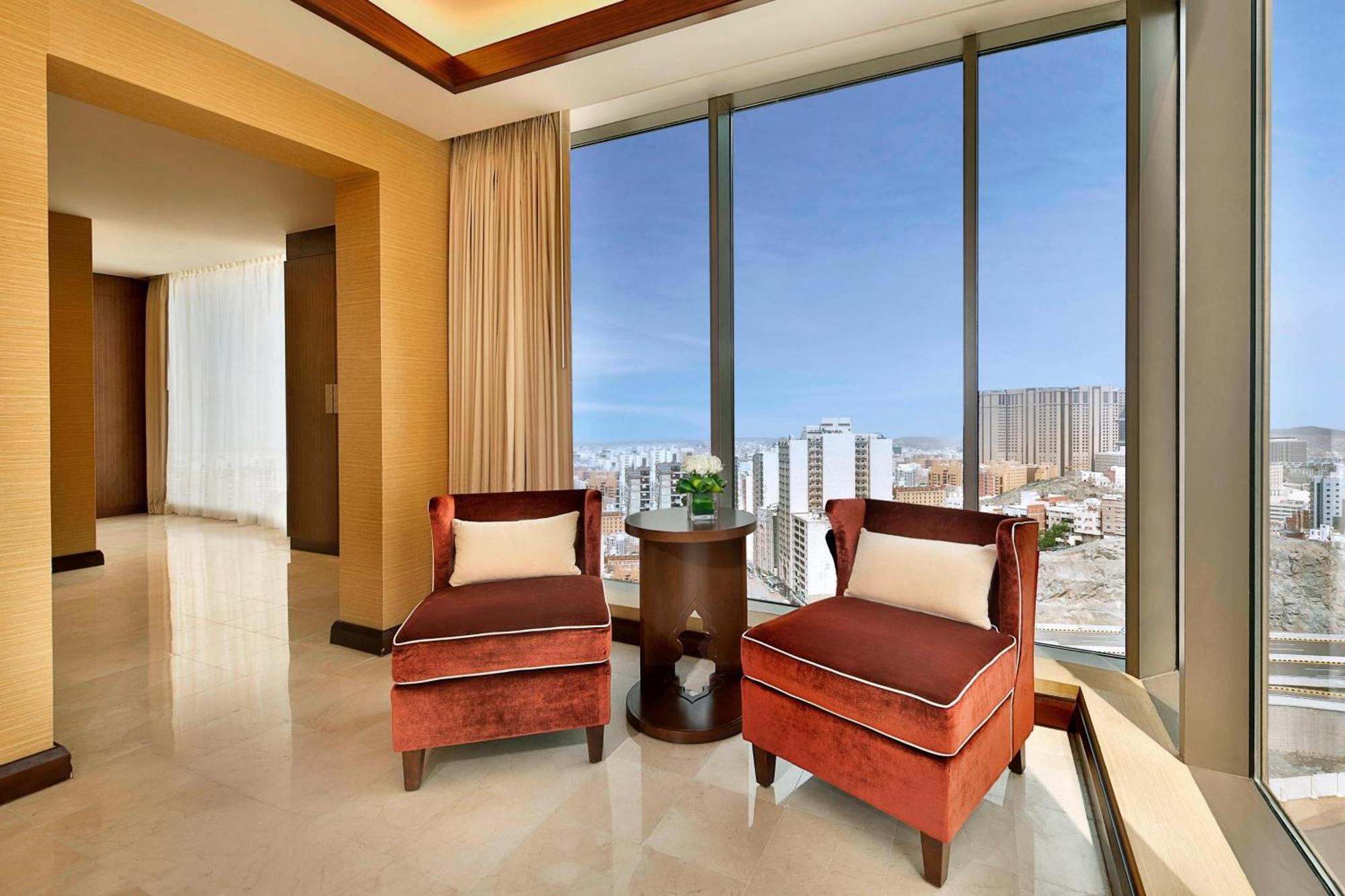 فندق جبل عمر ماريوت مكة المكرمة المظهر الخارجي الصورة A view of the living room of a typical apartment